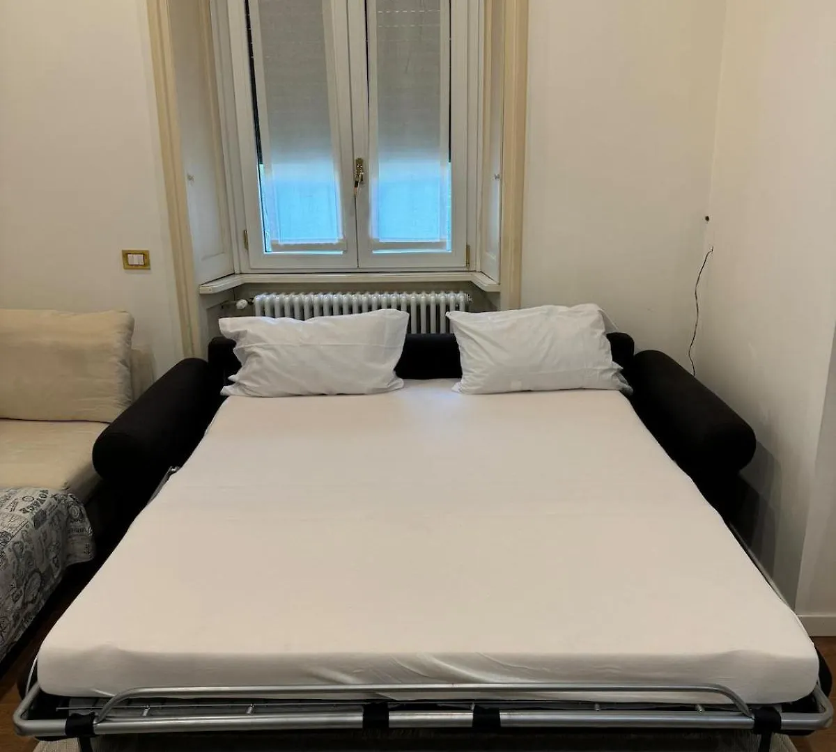 Spacious Three Room Apartment In Corso Vercelli, In The Center Milan