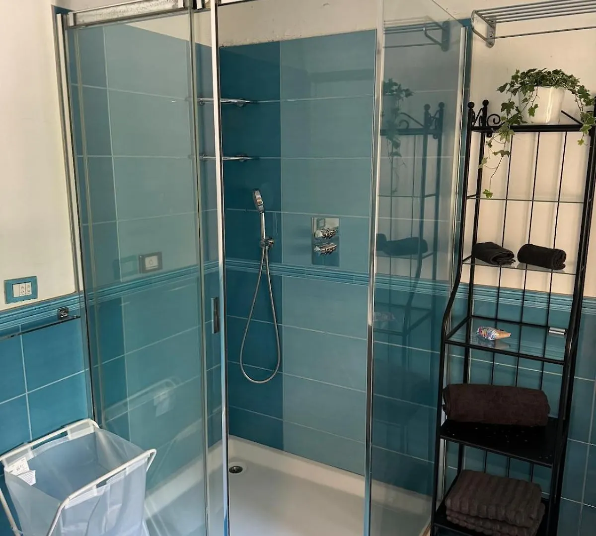 Spacious Three Room Apartment In Corso Vercelli, In The Center Milan