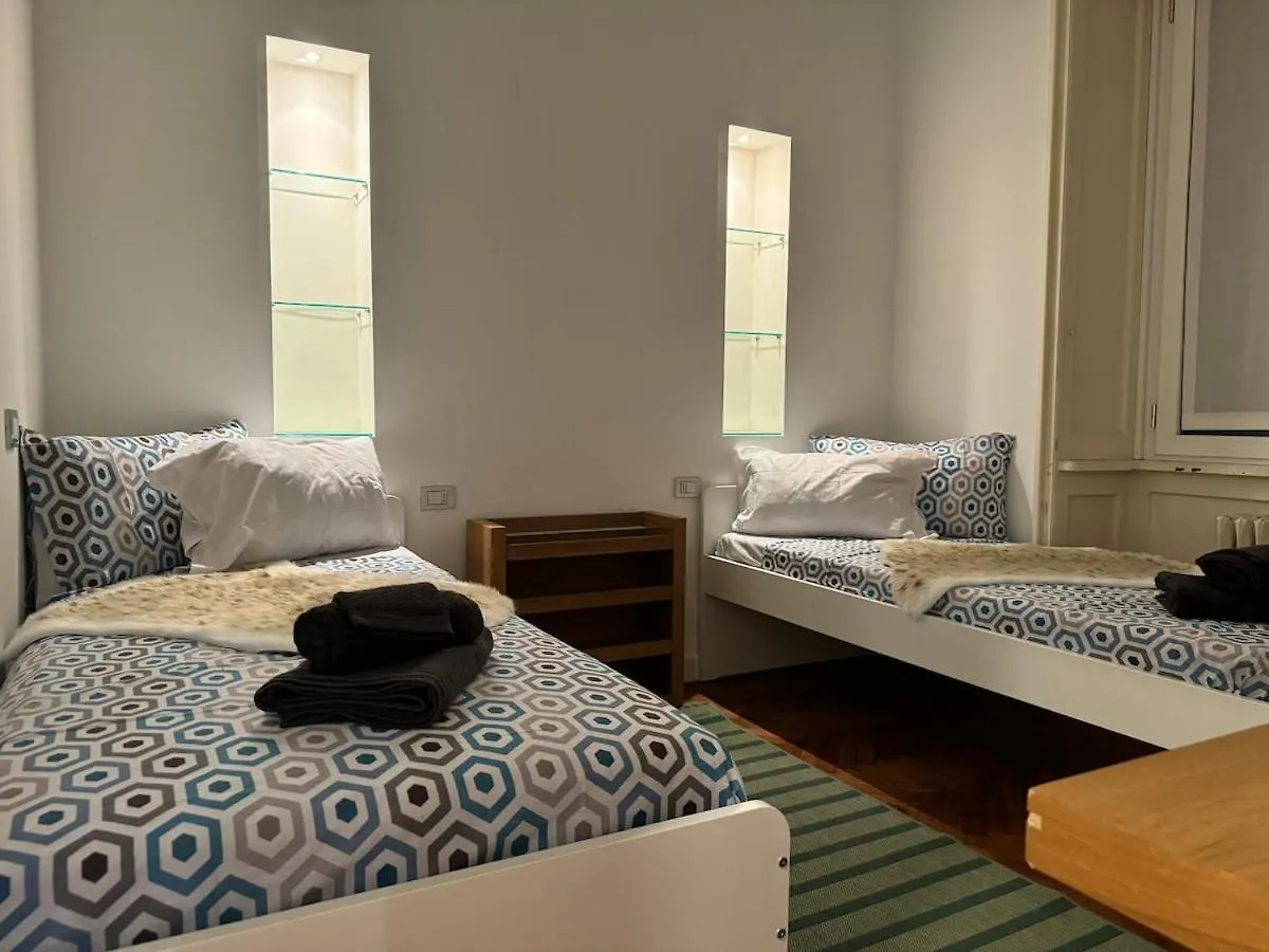 Spacious Three Room Apartment In Corso Vercelli, In The Center Mediolan